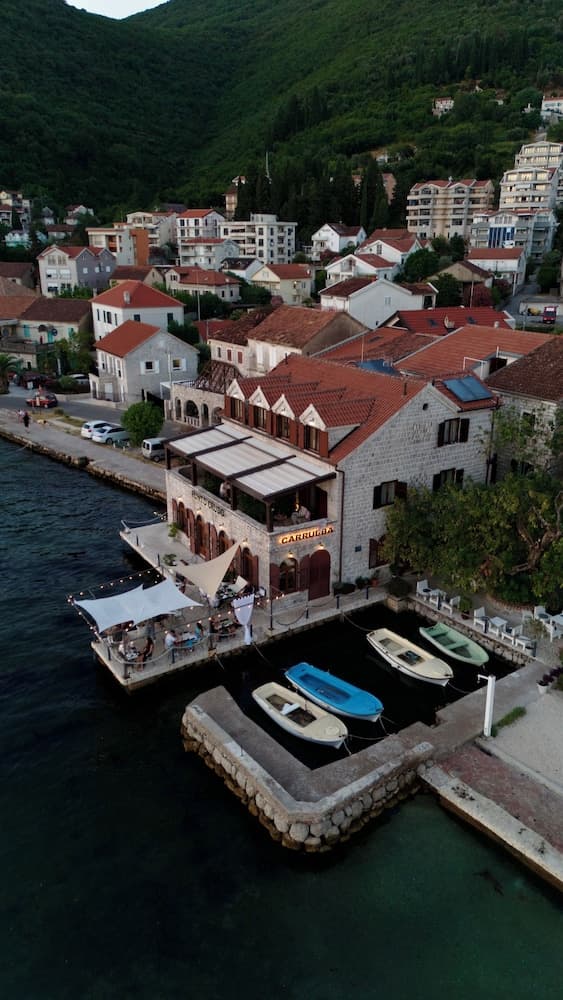 Carrubba, Primary image