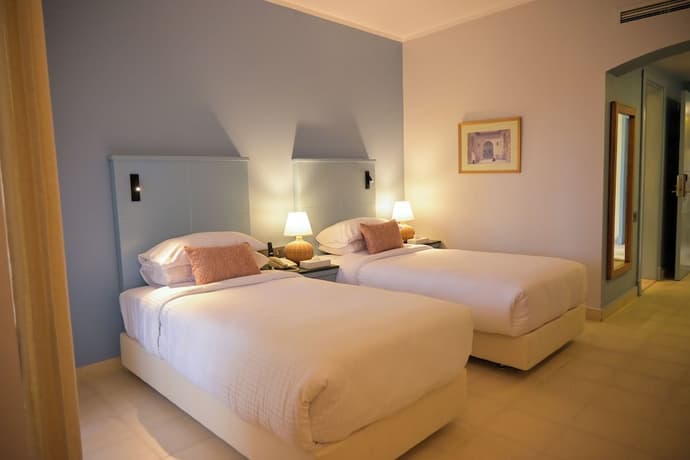 Amphoras Aqua Adults Friendly, Primary image