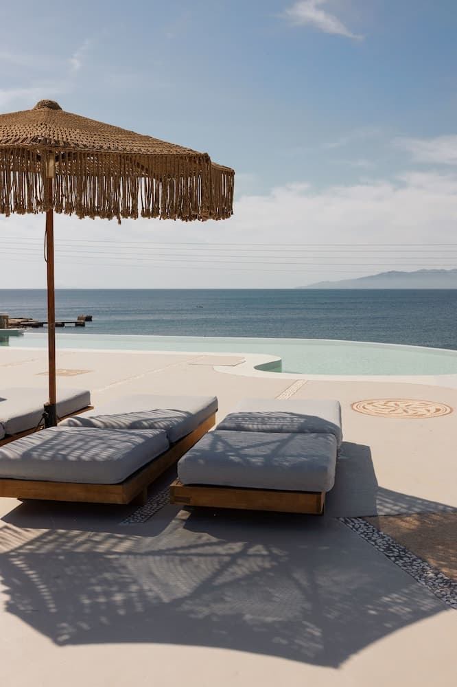 Mykonos Pantheon, Primary image