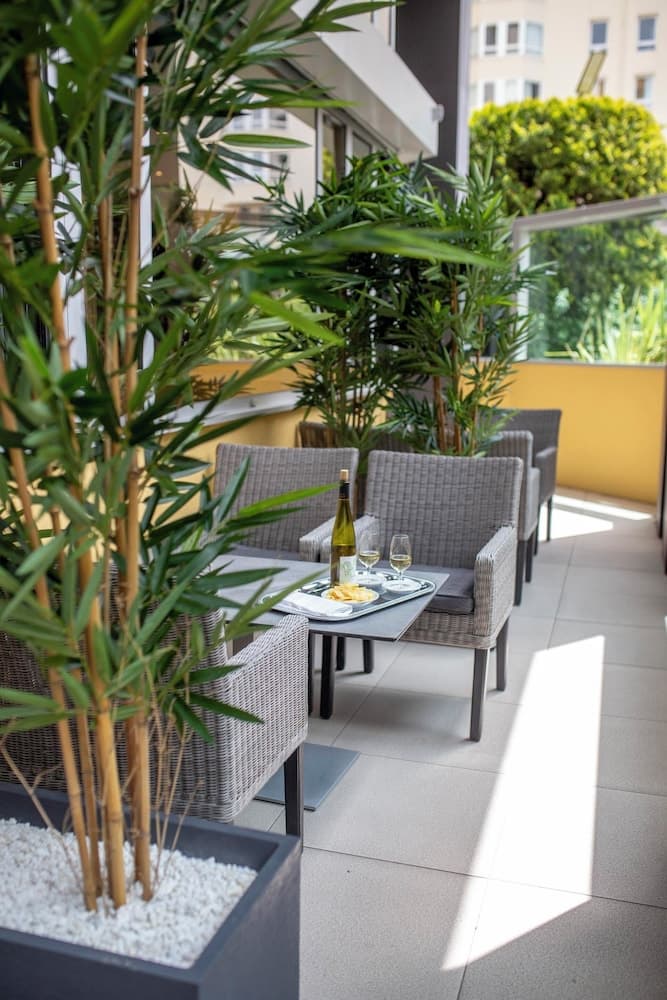 Hotel Paradis, Primary image