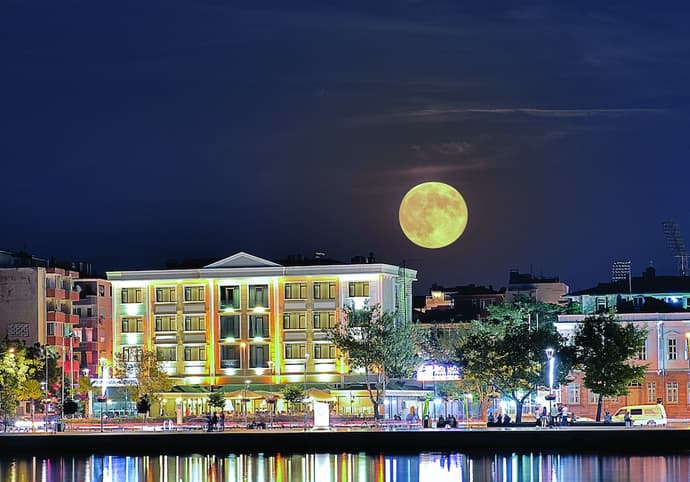 Büyük Truva Oteli, Primary image