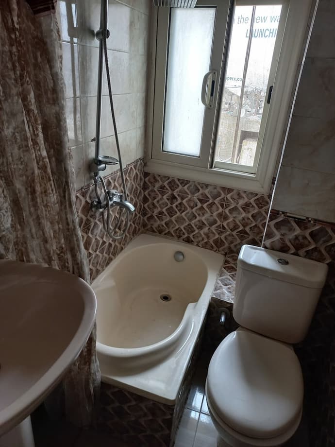 Isis Hostel 2, Primary image