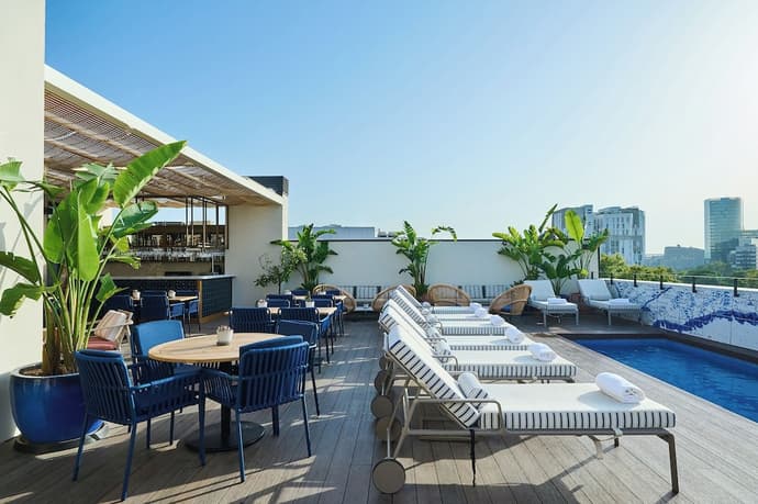 H10 Port Vell, Primary image