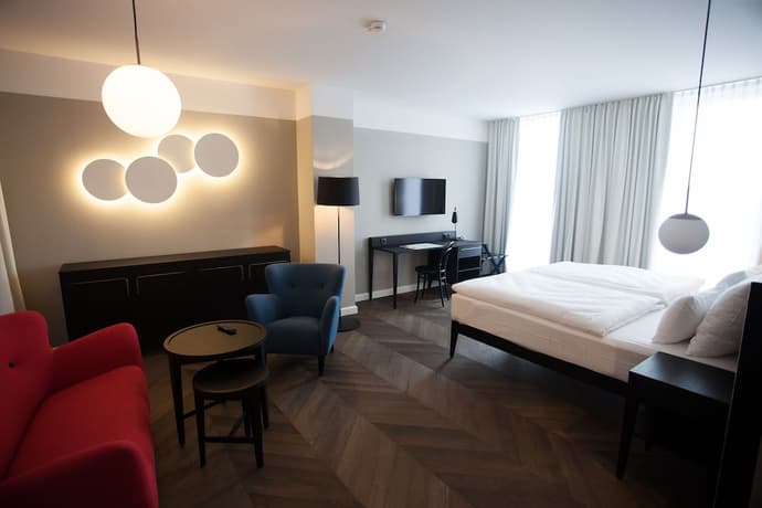 Hotel Caroline, Primary image