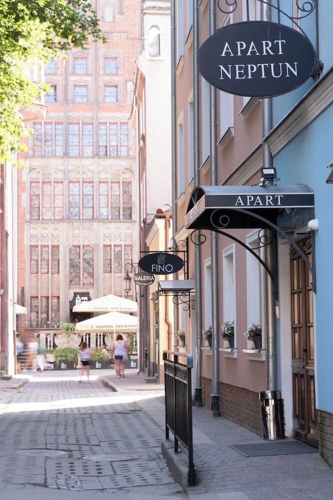 Apart Neptun, Primary image