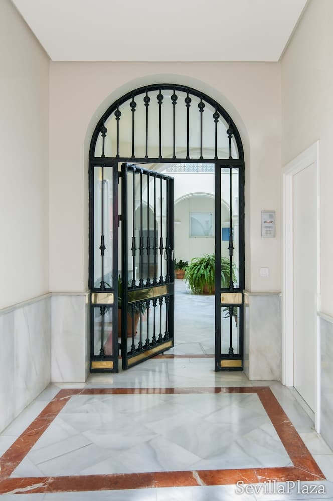 Suites Sevilla Plaza Apartamentos, Lobby