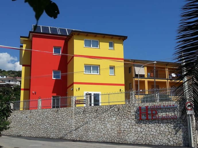 Hotel Paradiso, Primary image