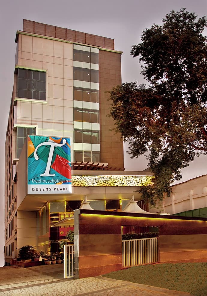 TreeHouse Queens Pearl, Primary image