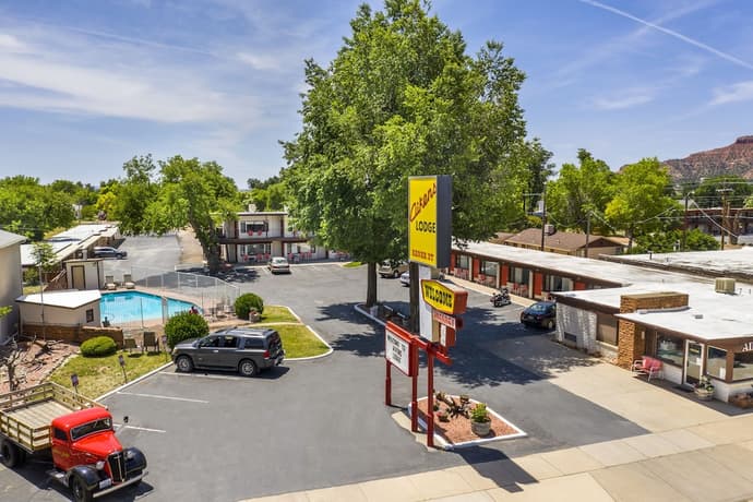 Aiken's Lodge, Primary image