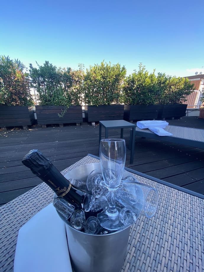 Hotel Card International, Primary image