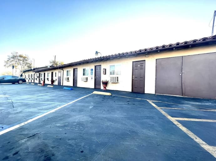 Super Inn, Primary image