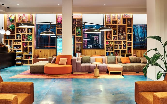 Radio Hotel, Primary image