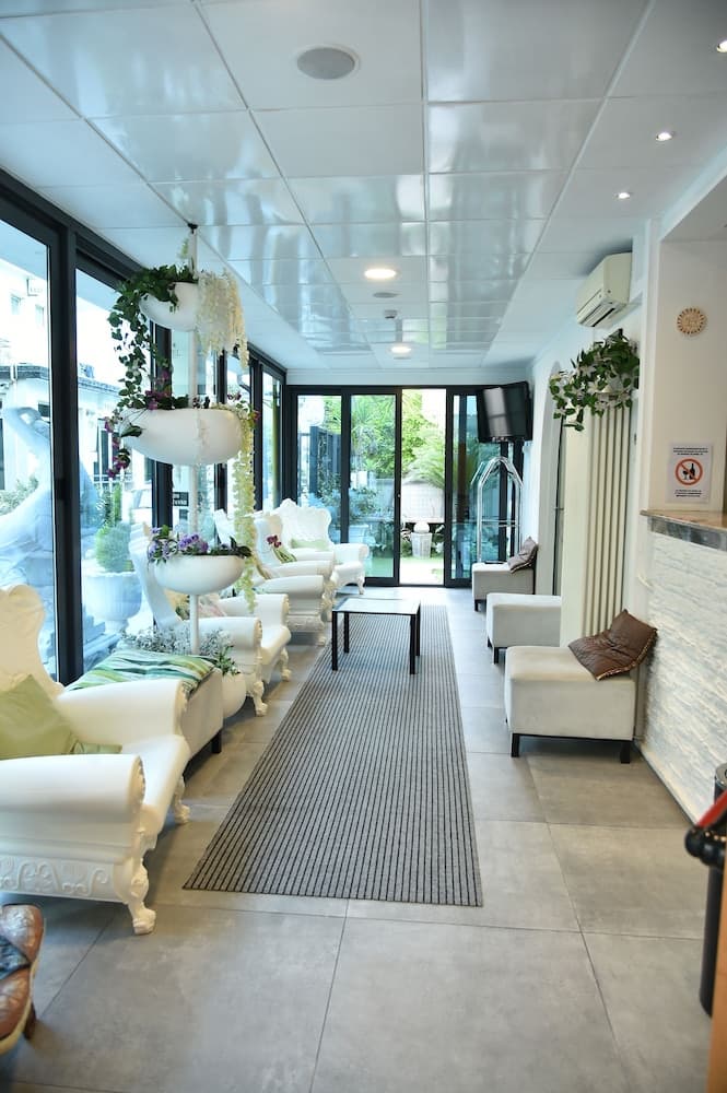 Hotel Okinawa, Reception