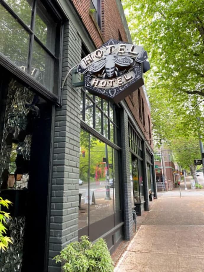 Hotel Hotel Hostel, Primary image