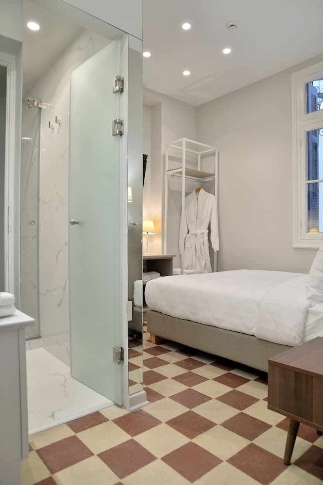 1900 Athenian House, Room