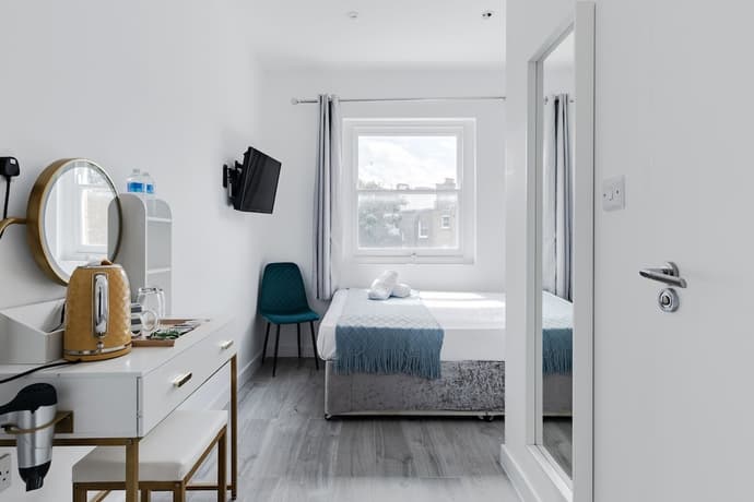 Wembar Hotel, Primary image