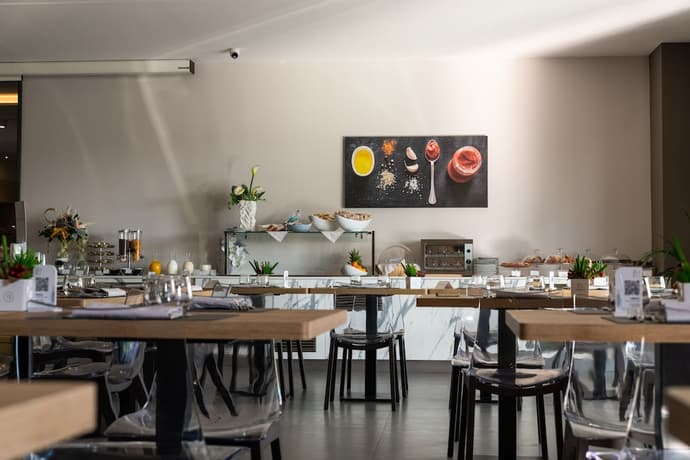 Building Hotel, Primary image