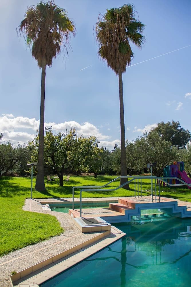 Lycasti Maisonettes, Primary image