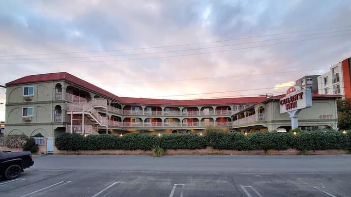 Colony Inn, Primary image