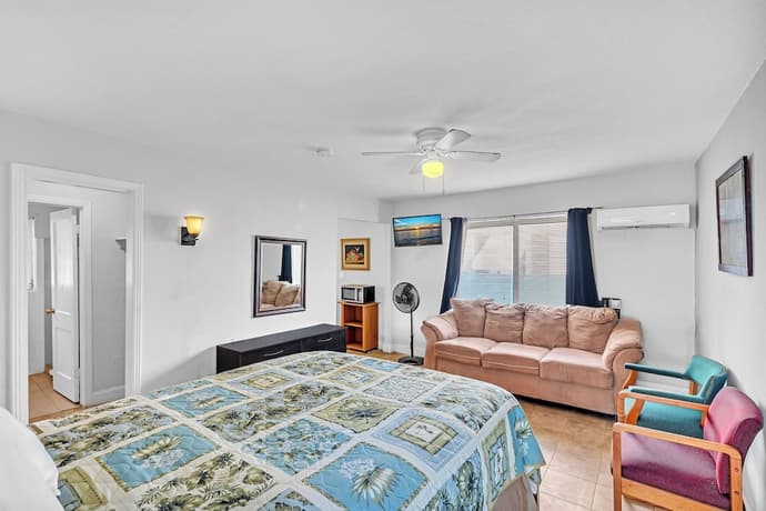 The Caroline, Primary image