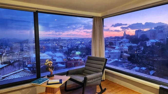 Louis Rooms, Primary image