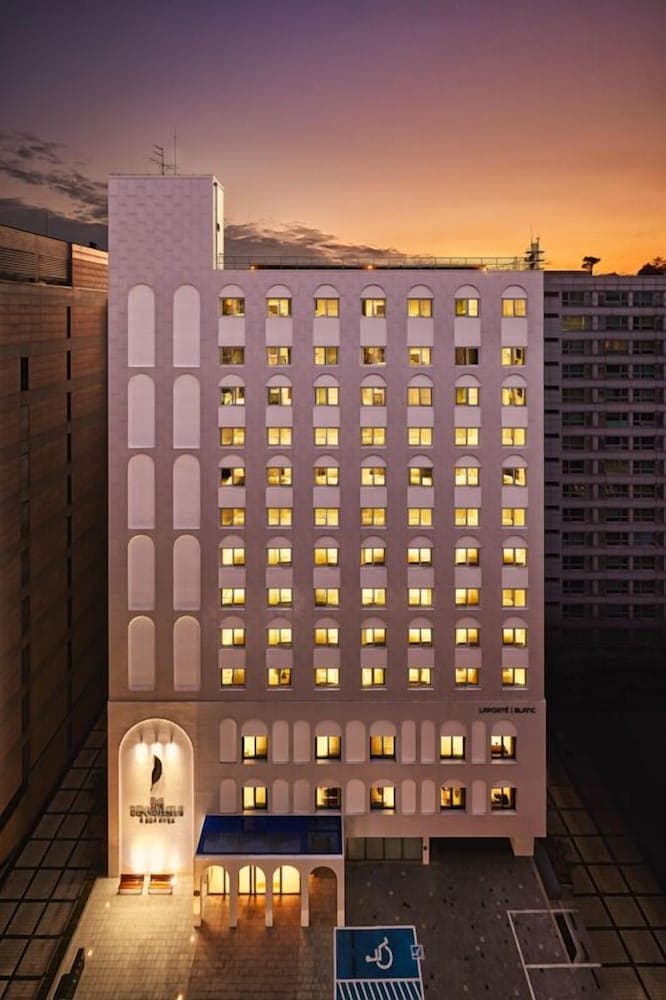 The Connoisseur Residence Hotel, Primary image