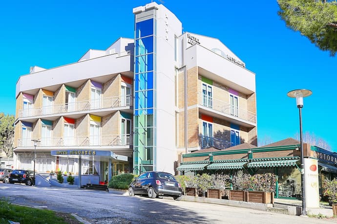 Hotel Augustus, Primary image