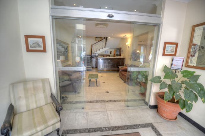 Allegro Hotel, Interior entrance