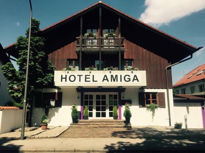 Hotel Amiga, Primary image