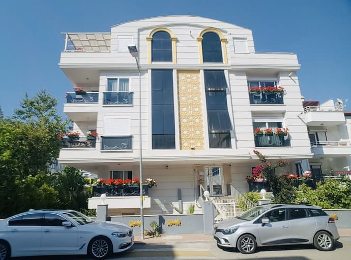 Royal Loft Suit, Primary image