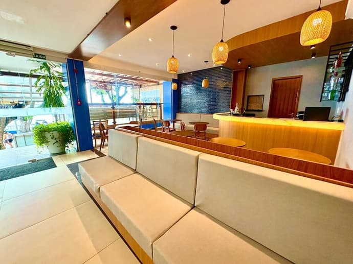 Hit Hotel, Primary image