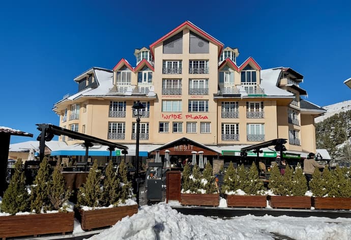 Inside Plaza Sierra Nevada, Primary image