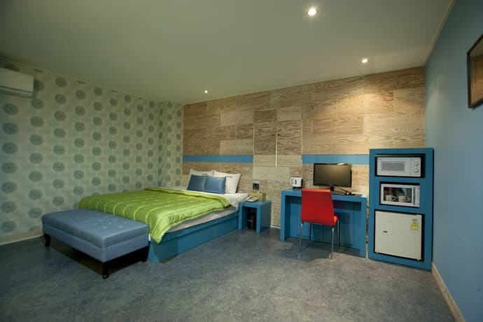 Max Motel, Primary image