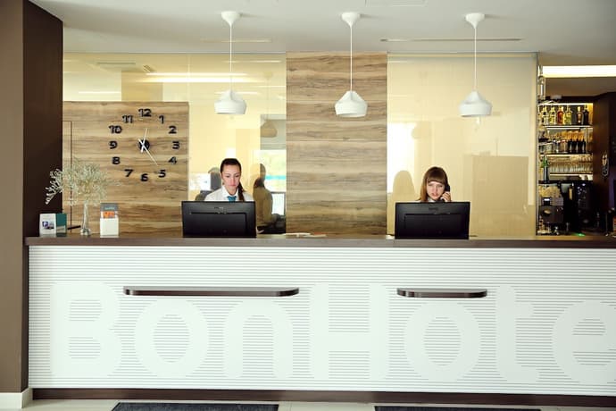 Bonhotel, Reception
