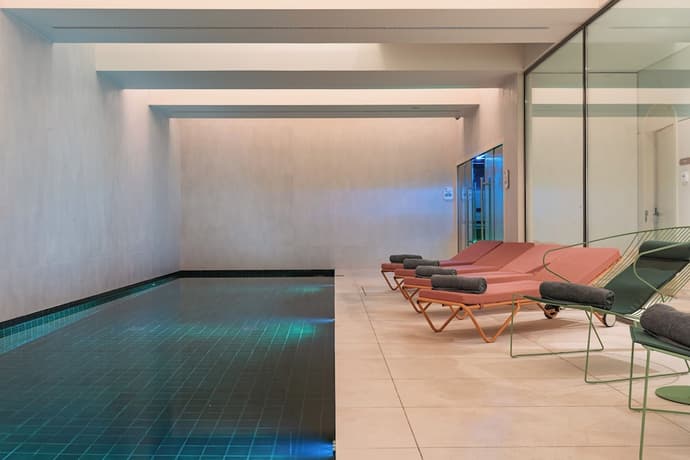 Luster Hotel, Primary image