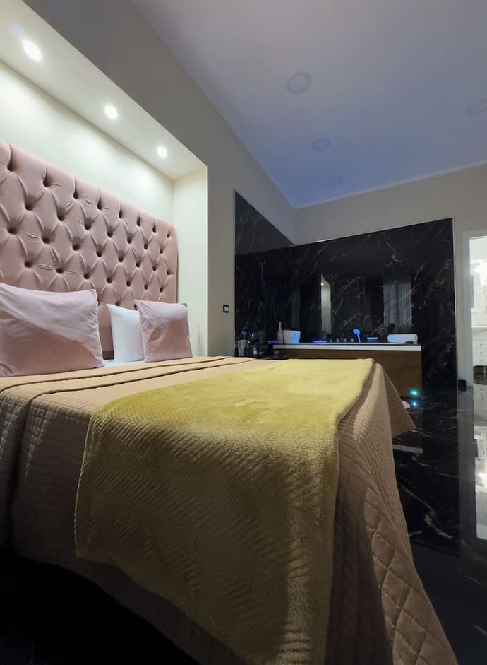 My Luxury, Primary image