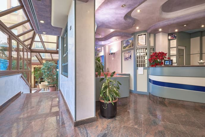 Hotel Careni Villa Italia, Interior entrance