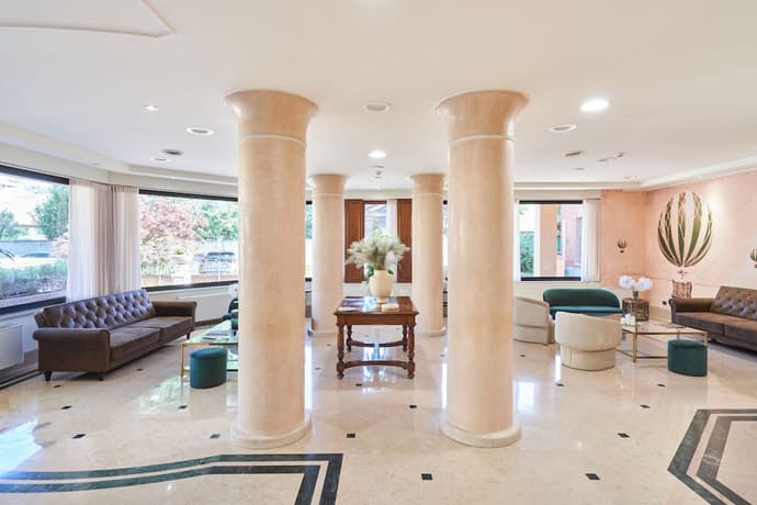 Hotel Cyrano, Primary image