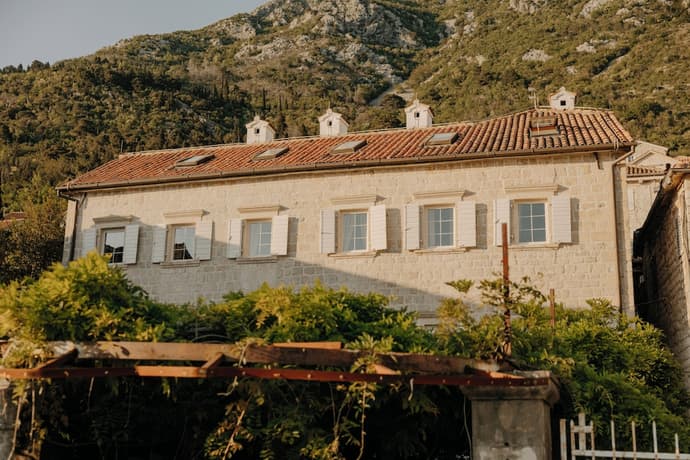 Vila Perast, Primary image