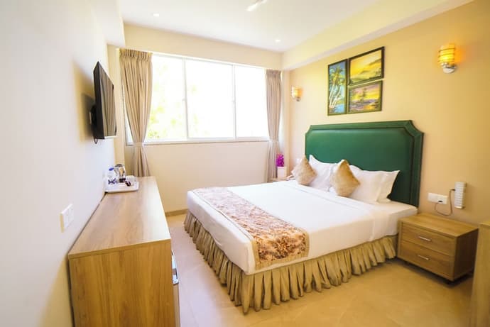 Hotel Flora, Primary image