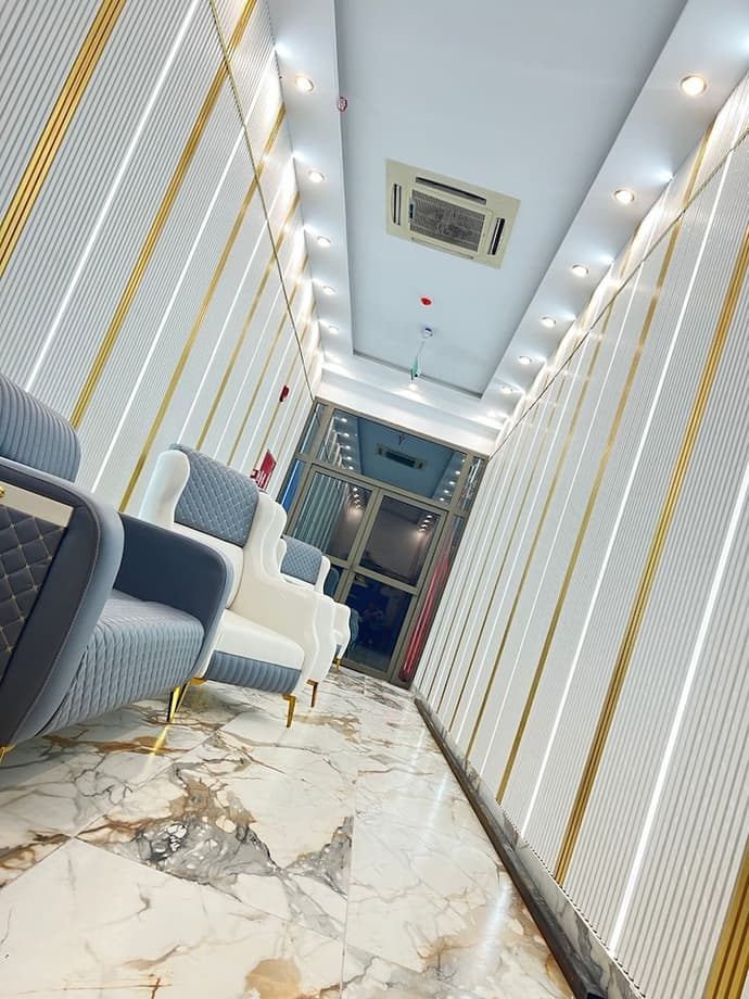 Holiday Season Hotel, Reception