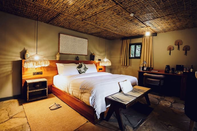 Sambora Kinigi, Primary image