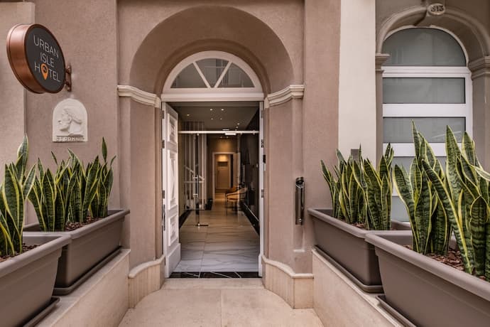 Urban Isle, Primary image