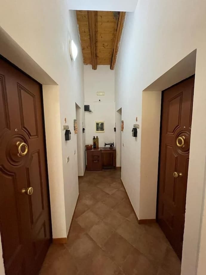 Le Case Al Quadrato, Interior entrance