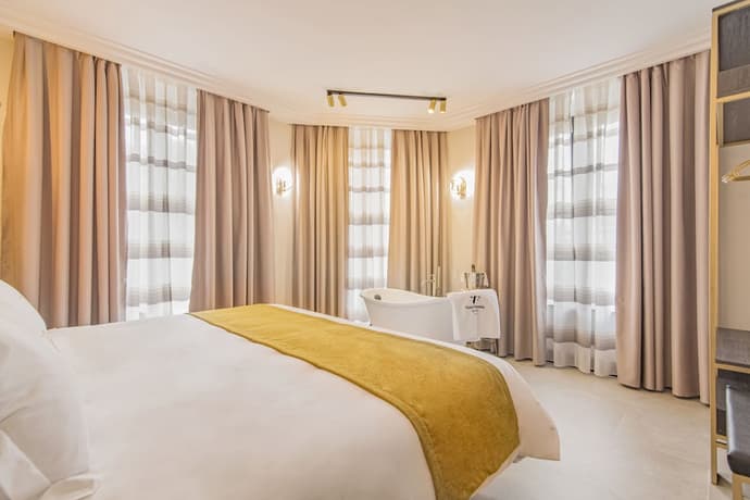 VESCI FAVENTIA, Primary image