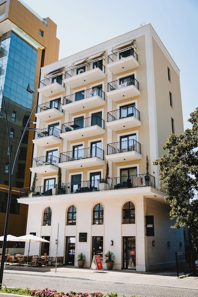 Allure, Primary image