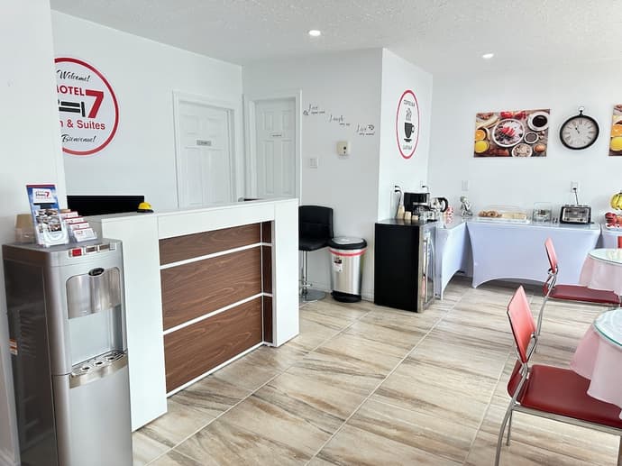 Motel 7 Inn & Suites, Primary image