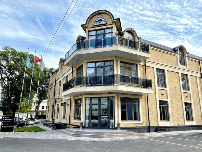 Alpha Plaza, Primary image