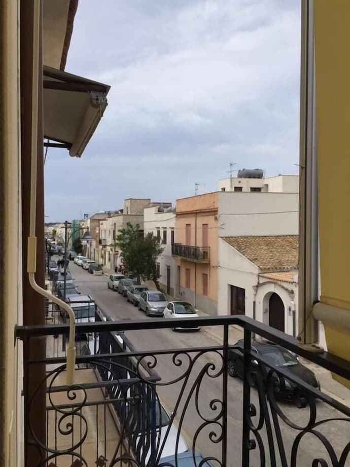 Casa Blanca, Primary image