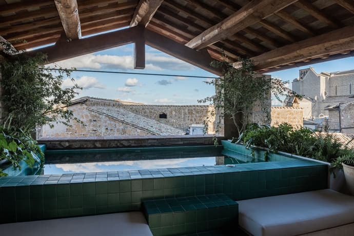 Palazzo Petrvs, Primary image